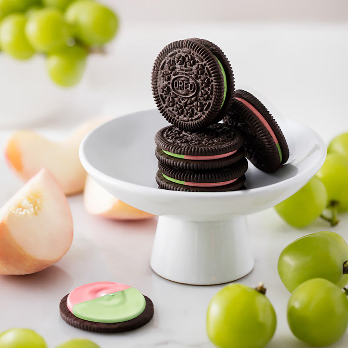 oreo-sandwich-cookies-crystal-grape-+-peach-flavor-97g-3